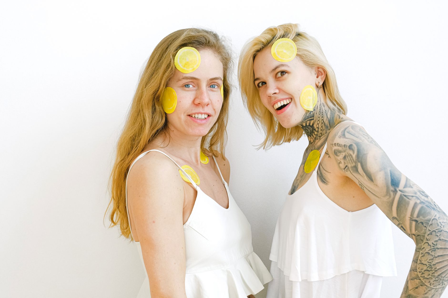 Mulheres sorrindo e se divertindo juntas, expressando alegria e conexão renovada