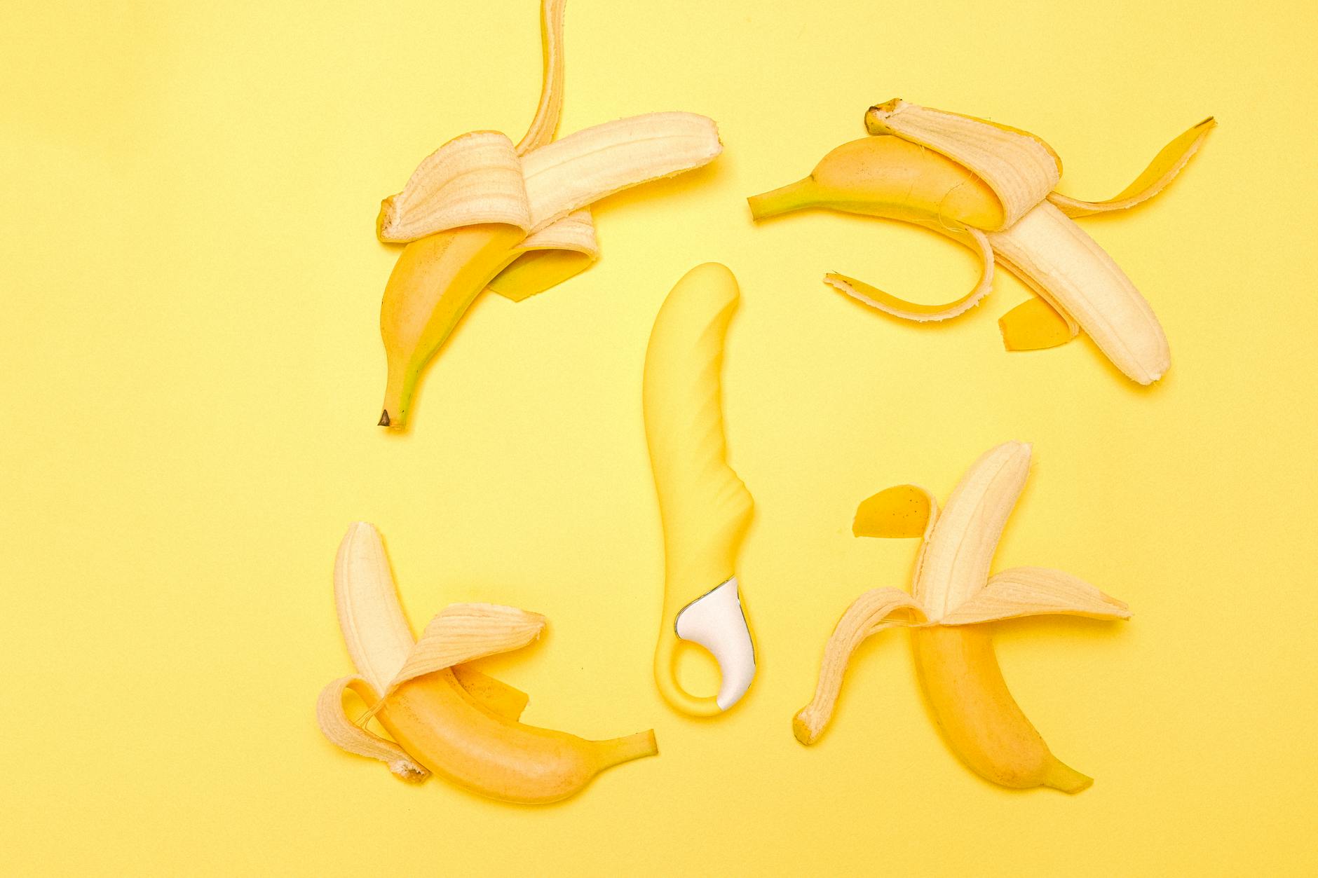 Vibrador de limão amarelo em fundo amarelo com frutas frescas