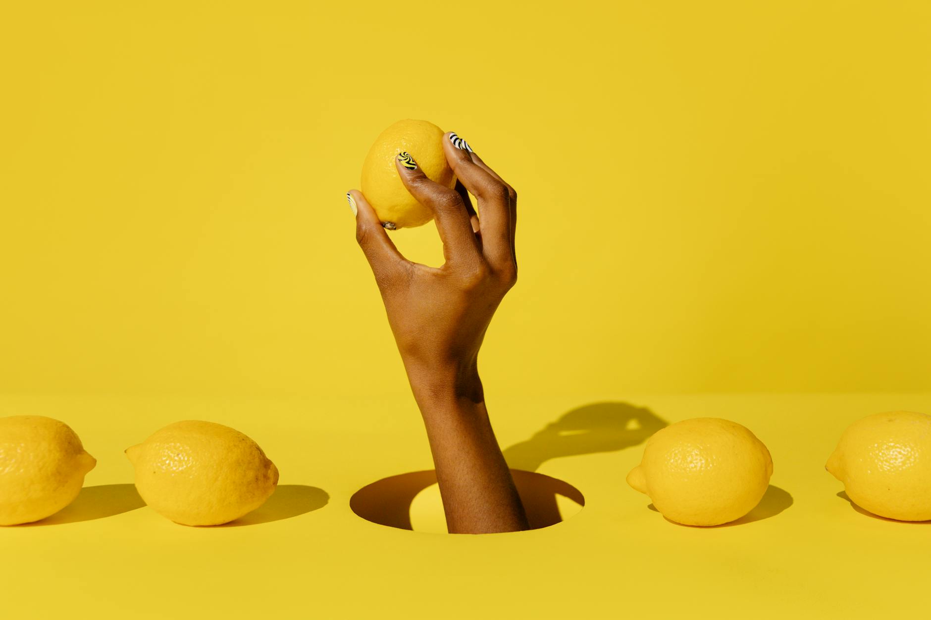 Um vibrador de silicone amarelo cercado por bananas descascadas em um fundo amarelo brilhante, simbolizando renovação sensorial