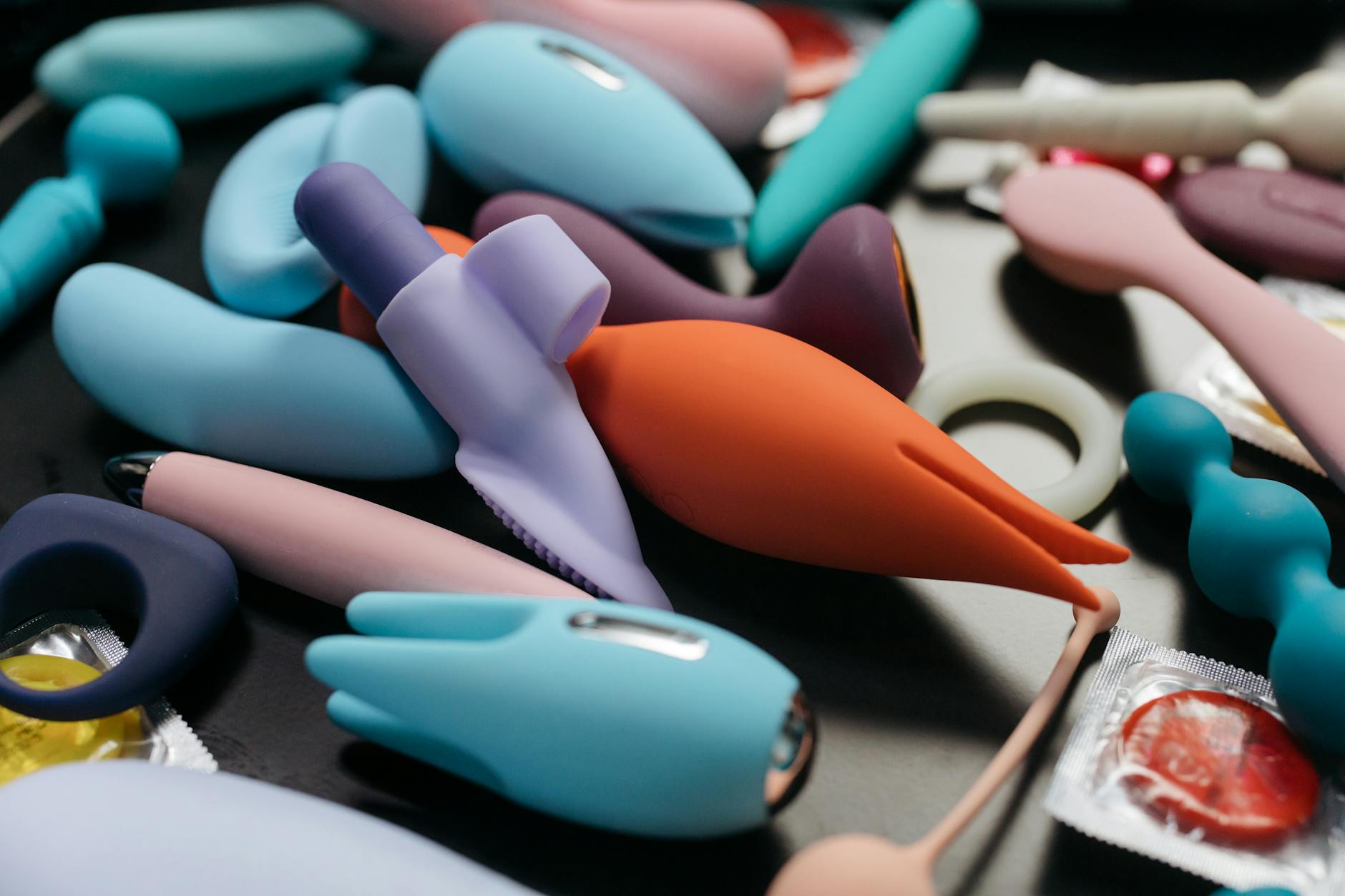 Variedade colorida de brinquedos de sução incluindo vibradores de limão em diferentes tons