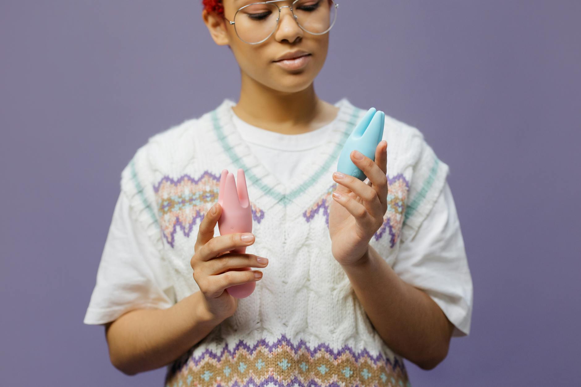 Mulher segurando vibradores de silicone coloridos em atitude contemplativa durante recuperação