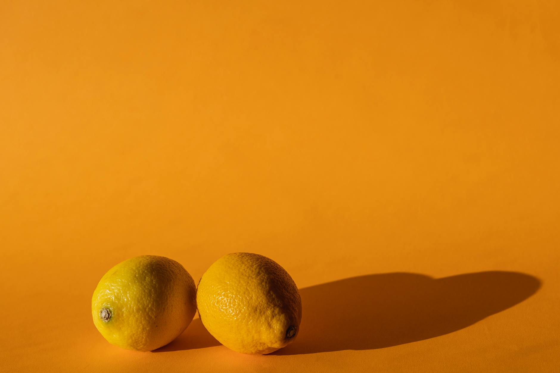 Vibrador de silicone amarelo rodeado de bananas descascadas em fundo amarelo, representando prazer e sexualidade madura