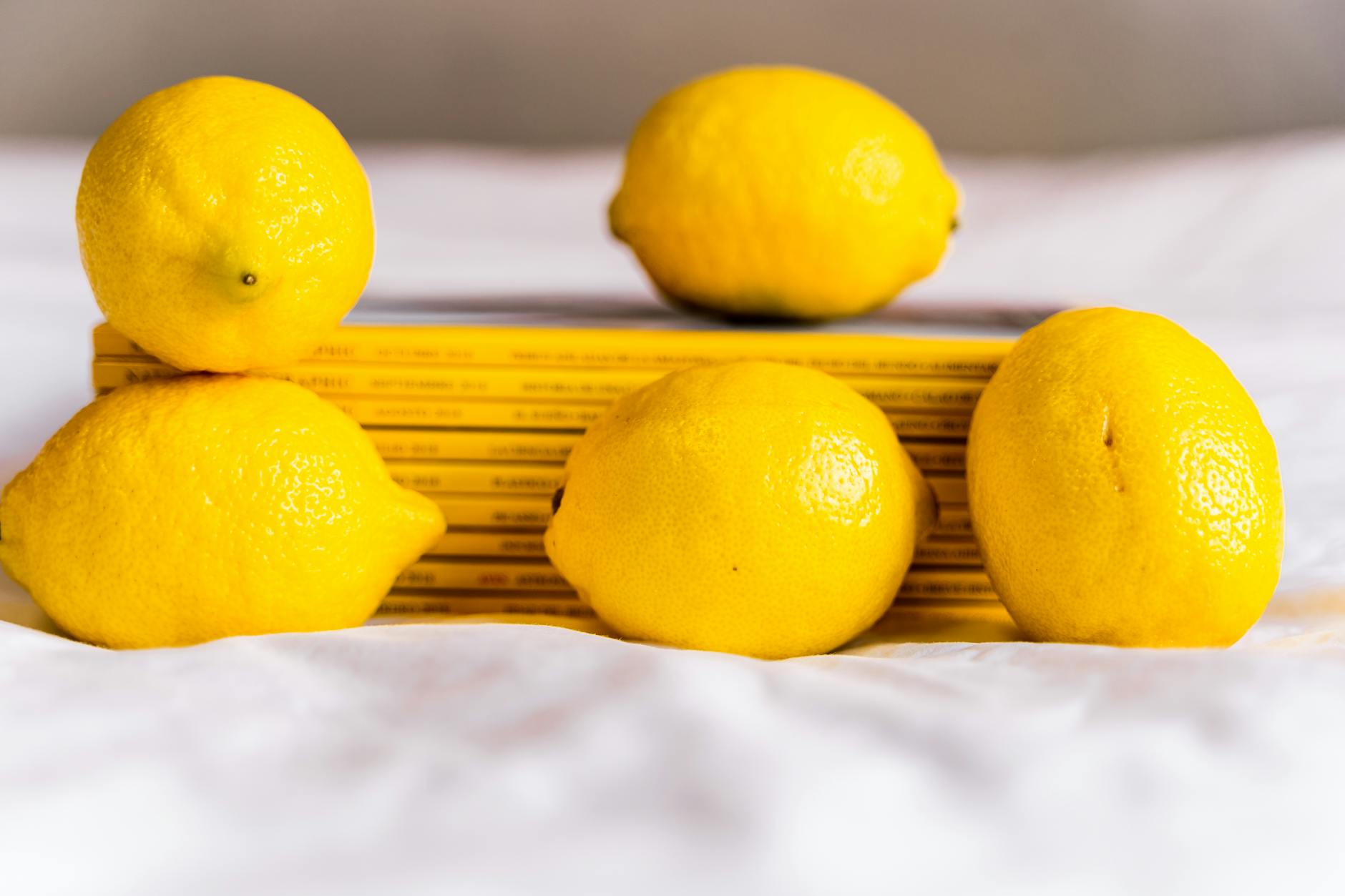 Arranjo de brinquedos sexuais coloridos em fundo amarelo brilhante